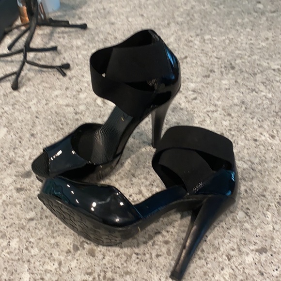 BCBG MAXAZRIA black pumps. - Picture 3 of 7